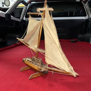 Dos Barcos Miniatura de Madera y Tela - imagen 8
