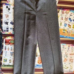 Conjunto de Ropa: Campera Floral Reversible, Pantalón Gris y Chal Tejido - imagen 3