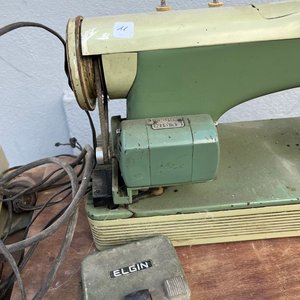 Máquina de Coser Elgin Antigua con Pedal y Motor - imagen 3