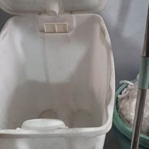 Casco Negro, Balde de Basura y Mopa con Centrifugador - imagen 3