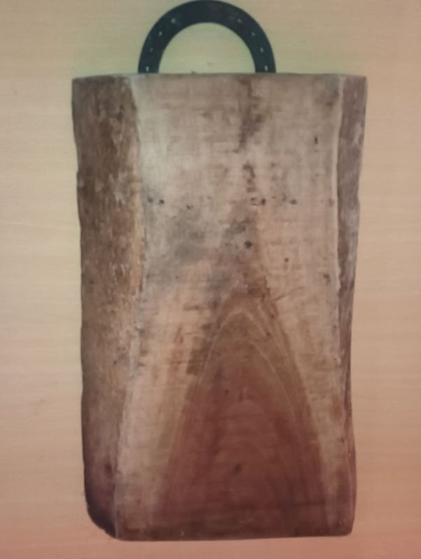 Mesa de asado de madera decorada con herradura - imagen 5