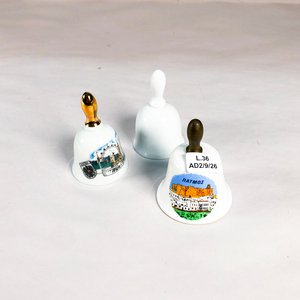 Lote siguiente: Tres Campanas Coleccionables de Loza con Diseños de Ciudades