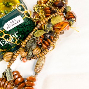 Lote de Bijouterie Variada: Dijes, Collares y Pulseras - imagen 3