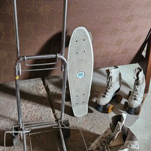 Lote siguiente: Lote: 2 par patines, skate, carrito plegable