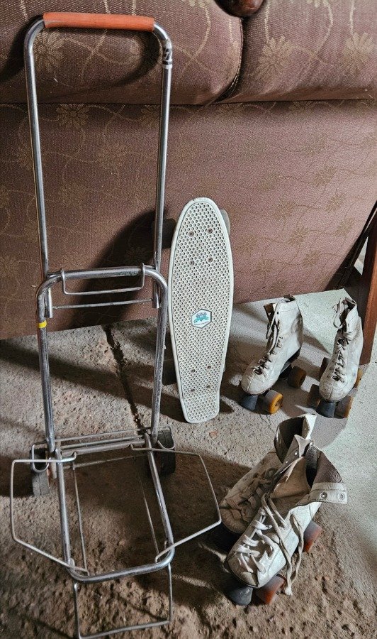 Lote: 2 par patines, skate, carrito plegable