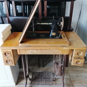 Lote siguiente: Antigua Máquina de Coser Olympia Colonial de Mesa