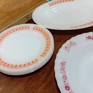 Lote de 12 Platos Vintage de Vidrio y Cerámica con Diseños Florales - imagen 8