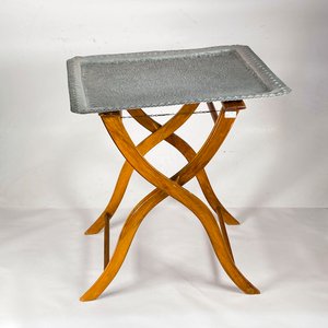 Mesita Plegable con Bandeja Repujada y Estructura de Madera - imagen 1