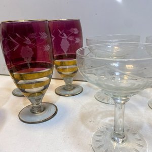 Cristalería Surtida: Copas y Vasos Rojizos con Grabados y Detalles Dorados - imagen 8