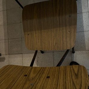 Mesa de Comedor con Dos Sillas Estilo Retro - imagen 5