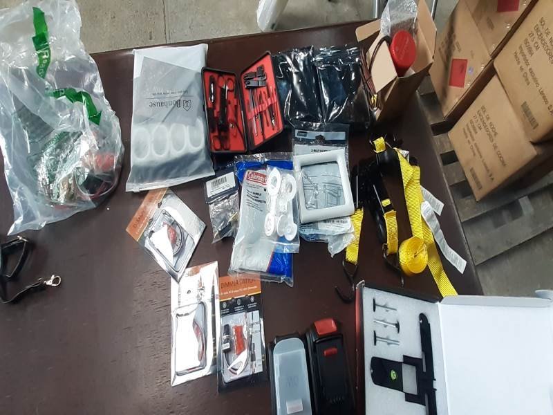 Lote de 12 Artículos Varios: Lingas Stanley, Tapón de Bote, Bomba de Piscina y Más