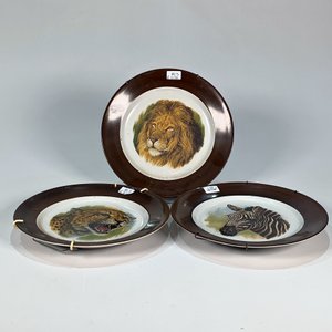 Lote siguiente: Lote de 3 Platos Decorativos de Loza con Animales Salvajes