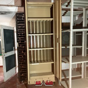 Lote siguiente: Archivero Metálico de Oficina con Puertas y Estantes