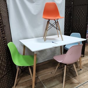 Juego de Comedor Eames Rectangular Laqueado con 4 Sillas Patas de Madera - imagen 3