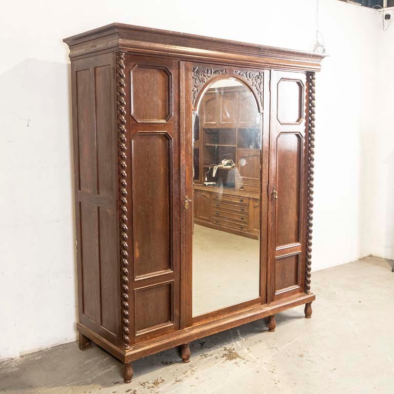 Lote siguiente: Ropero estilo jacobino en roble tallado, tres puertas con espejo biselado