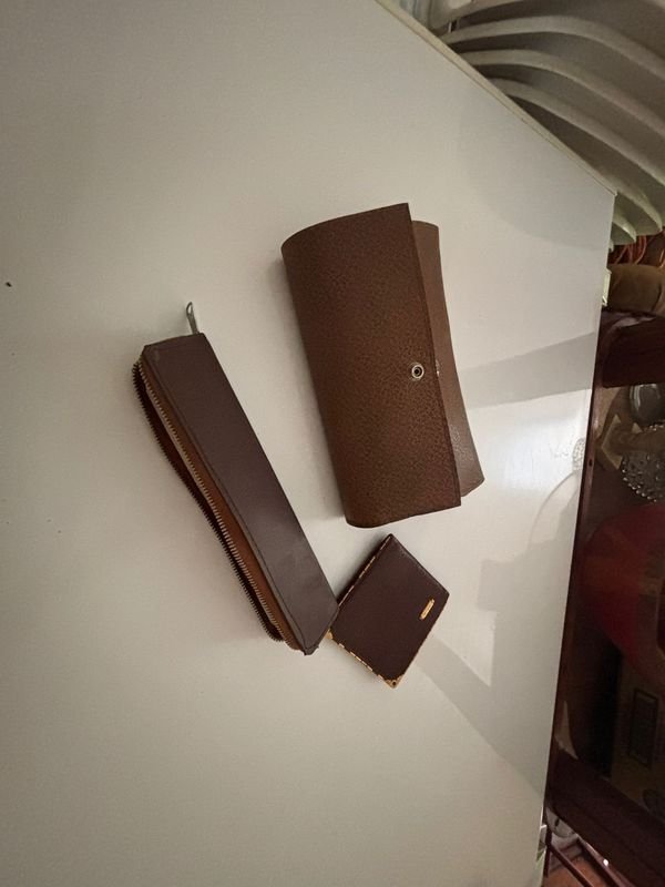 Conjunto de Cuchillo, Tenedor y Kit de Tocador en Estuche de Cuero - imagen 4