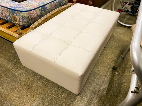 Banqueta Acolchada Blanca y Cama con Colchón Estampado - imagen 1