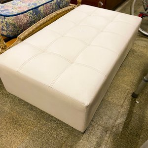 Lote siguiente: Banqueta Acolchada Blanca y Cama con Colchón Estampado