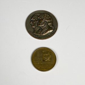 Lote anterior: Dos Medallas Conmemorativas: Artigas y Washington, Sesquicentenario Uruguay