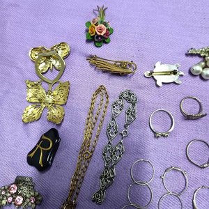 Lote de Bisutería Variada: Broches, Collares, Anillos y Pulseras - imagen 2