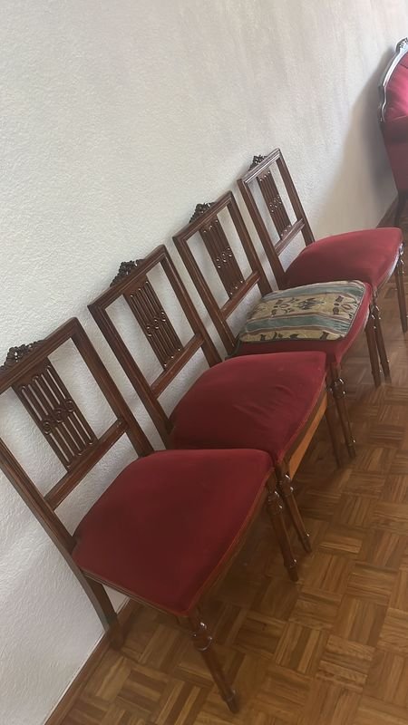 Sillas antiguas de madera con asientos tapizados - imagen 7