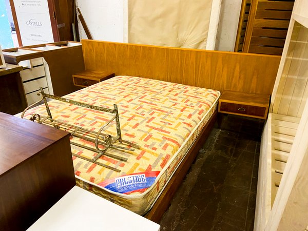 Respaldo de Cama de Madera con Mesitas de Noche Integradas