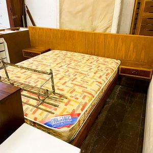 Lote siguiente: Respaldo de Cama de Madera con Mesitas de Noche Integradas