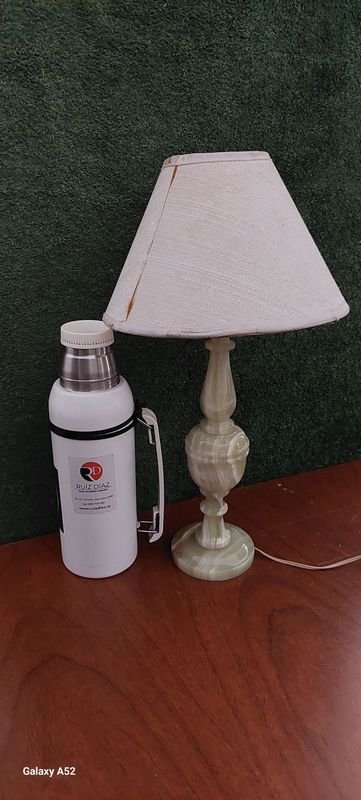 Lámpara de mesa con base de mármol y sombra blanca - imagen 4