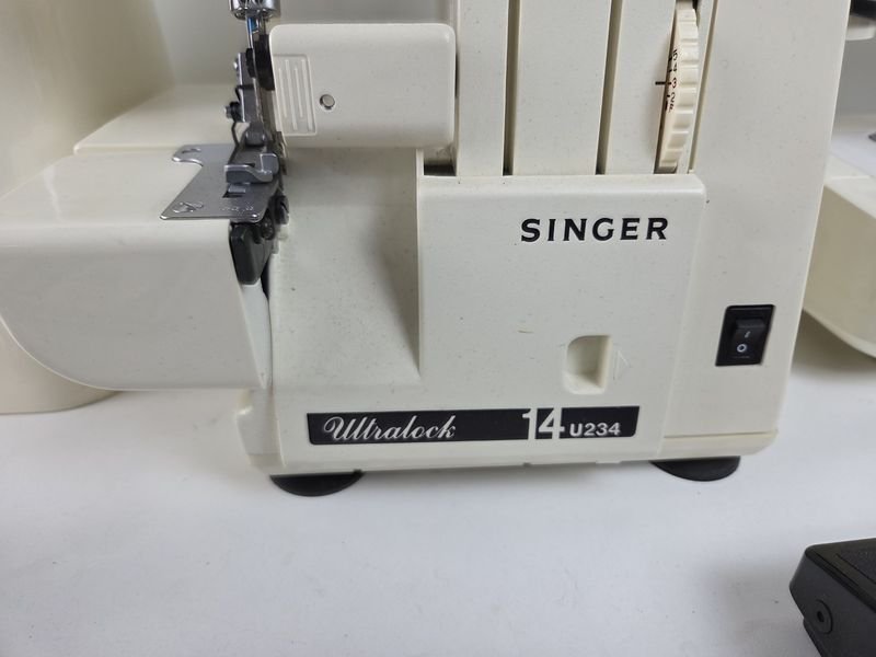 Completa máquina de coser Singer con manuales, mesa y accesorios - imagen 9