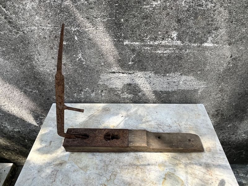 Encorchadora de hierro y madera para uso en la construcción - imagen 2