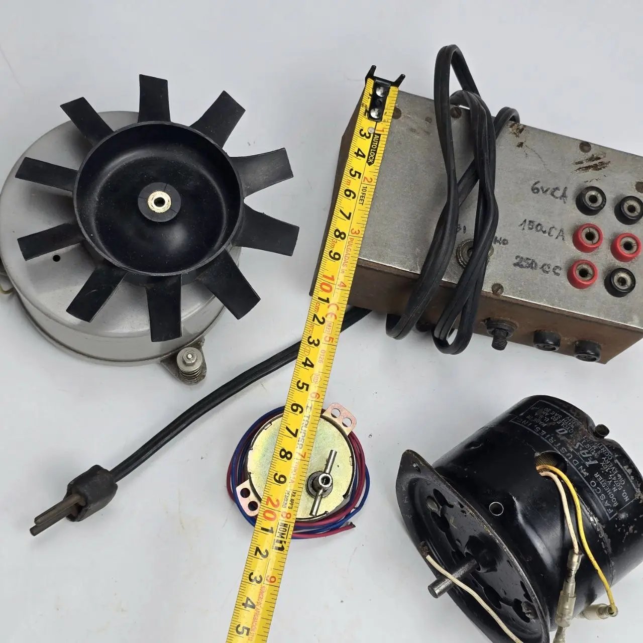 Item lote-43-fuente-multi-salida-y-3-motores - Image 3