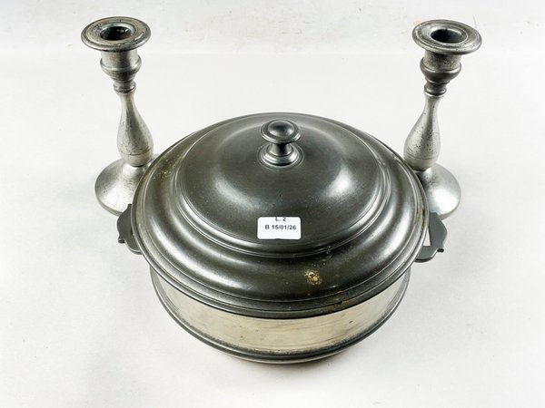 Tres piezas de metal en diseño circular con candelabros y tapa - imagen 1