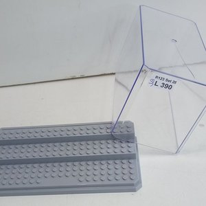 Exhibidor Acrílico Transparente para Modelos con Base Gris y Rajadura - imagen 3