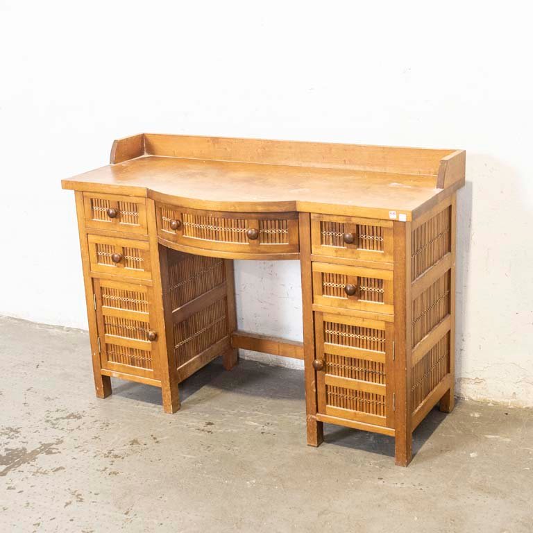 Lote siguiente: Escritorio bombé de madera con cinco cajones y dos puertas