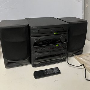 Equipo de Audio Kenwood con Parlantes y Mando a Distancia, Incluye CDs y Cassettes Varios - imagen 1