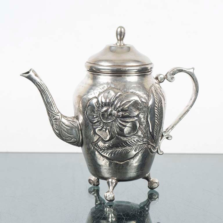 Lote anterior: Tetera de plata boliviana con figuras en relieve
