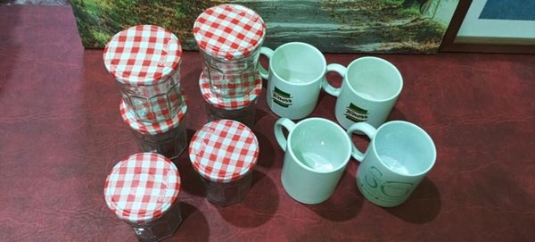 6 Frascos Vintage en Vidrio con Tapa de Chapas y 4 Tazas de Loza - imagen 2