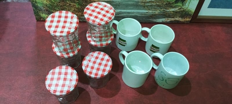 6 Frascos Vintage en Vidrio con Tapa de Chapas y 4 Tazas de Loza - imagen 2