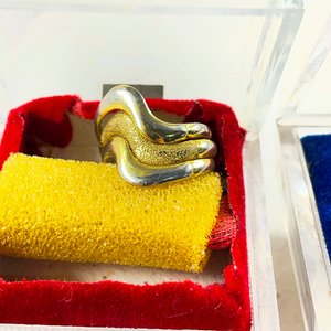 Dos Anillos Dorados con Circones de Colores - imagen 3