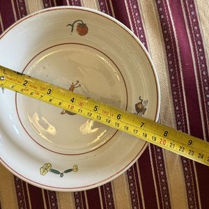Lote de Artículos de Porcelana: Jarra, Taza, Florero, Candelero y Platos - imagen 5