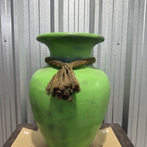 Jarrón Verde Grande de Cerámica Pintado a Mano con Piñas Decorativas - imagen 1