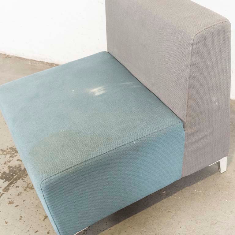 Mueble de tapicería deteriorado - imagen 2