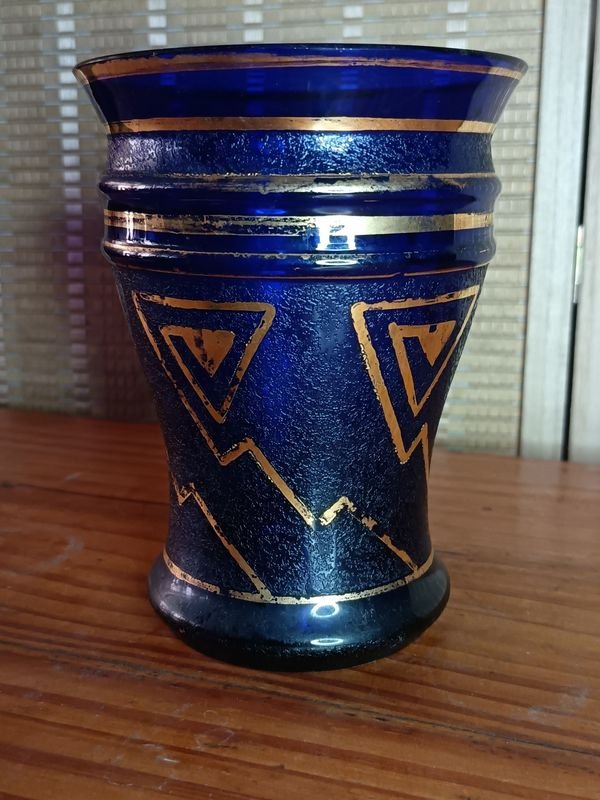 Jarrón de cristal azul cobalto con detalles dorados - imagen 5