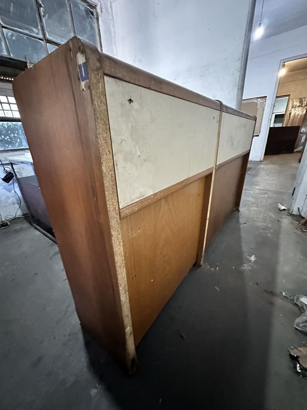 Lote siguiente: Mueble M.D.F Oval en Mal Estado