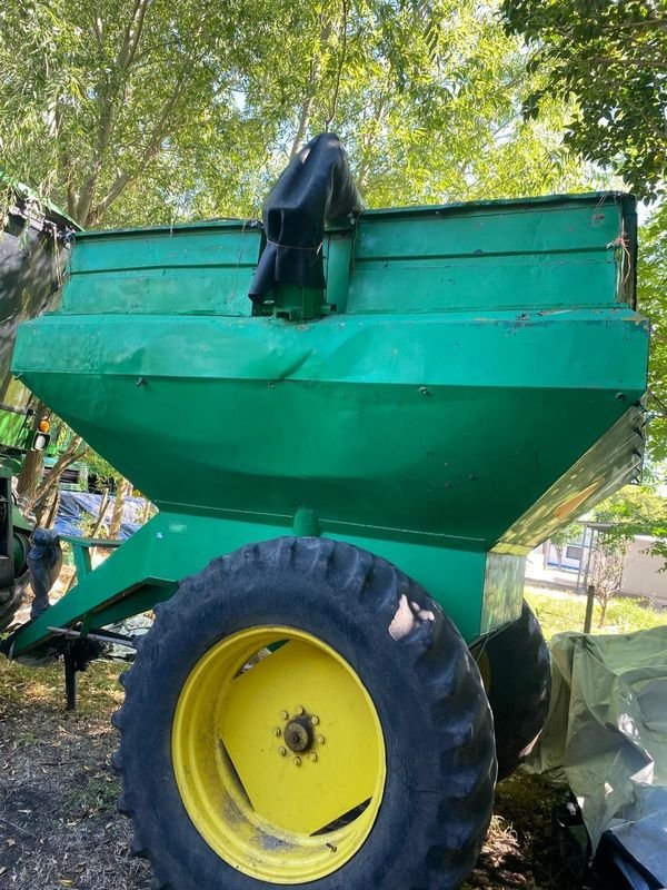 Tractor verde en buen estado - imagen 4