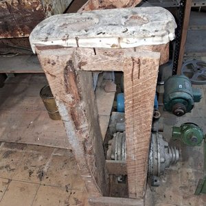 Mesa y Taburete de Trabajo Rústico en Madera - imagen 2