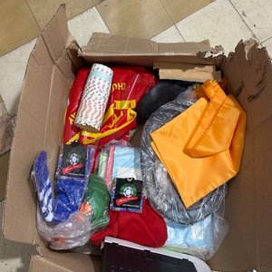 Lote siguiente: Caja con mesa de auto y varios artículos