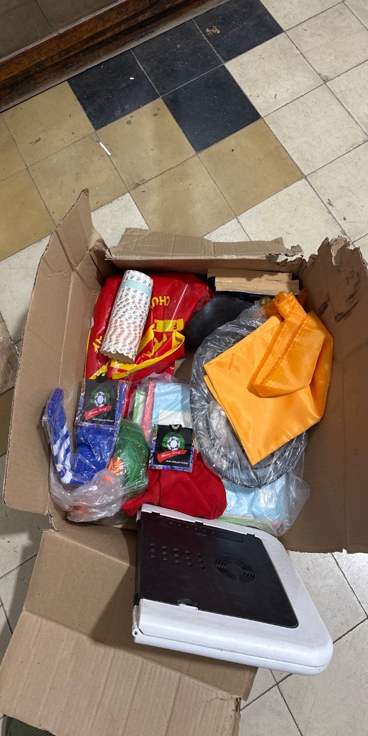 Caja con mesa de auto y varios artículos