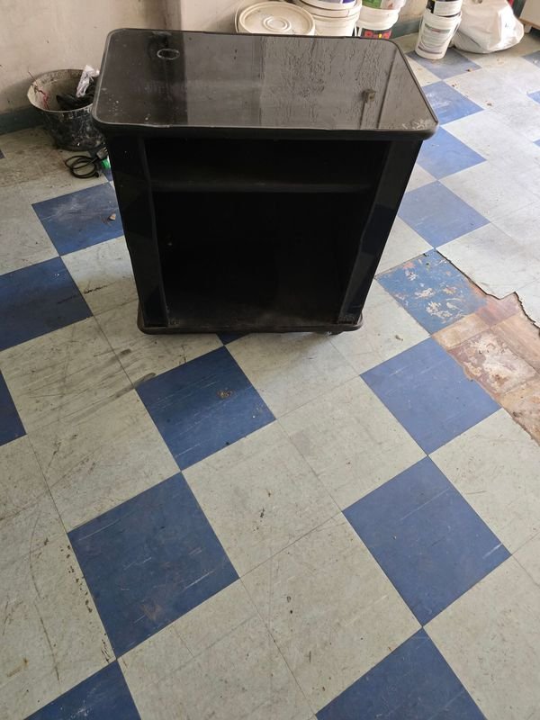 MESA PARA TV Y EQUIPOS EN BUEN ESTADO - imagen 1