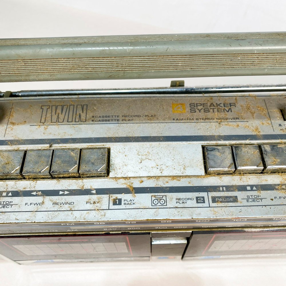 Antiguo radio casetera TWIN a la vista - imagen 4